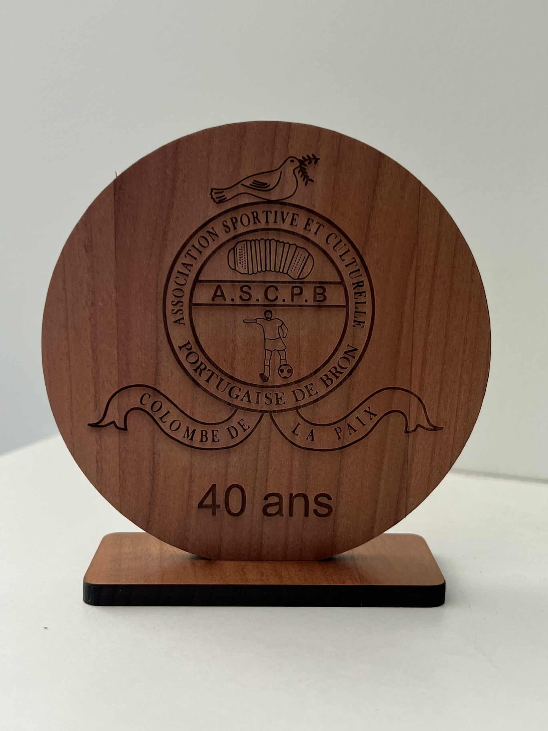 Découpe et gravure de trophée en bois
