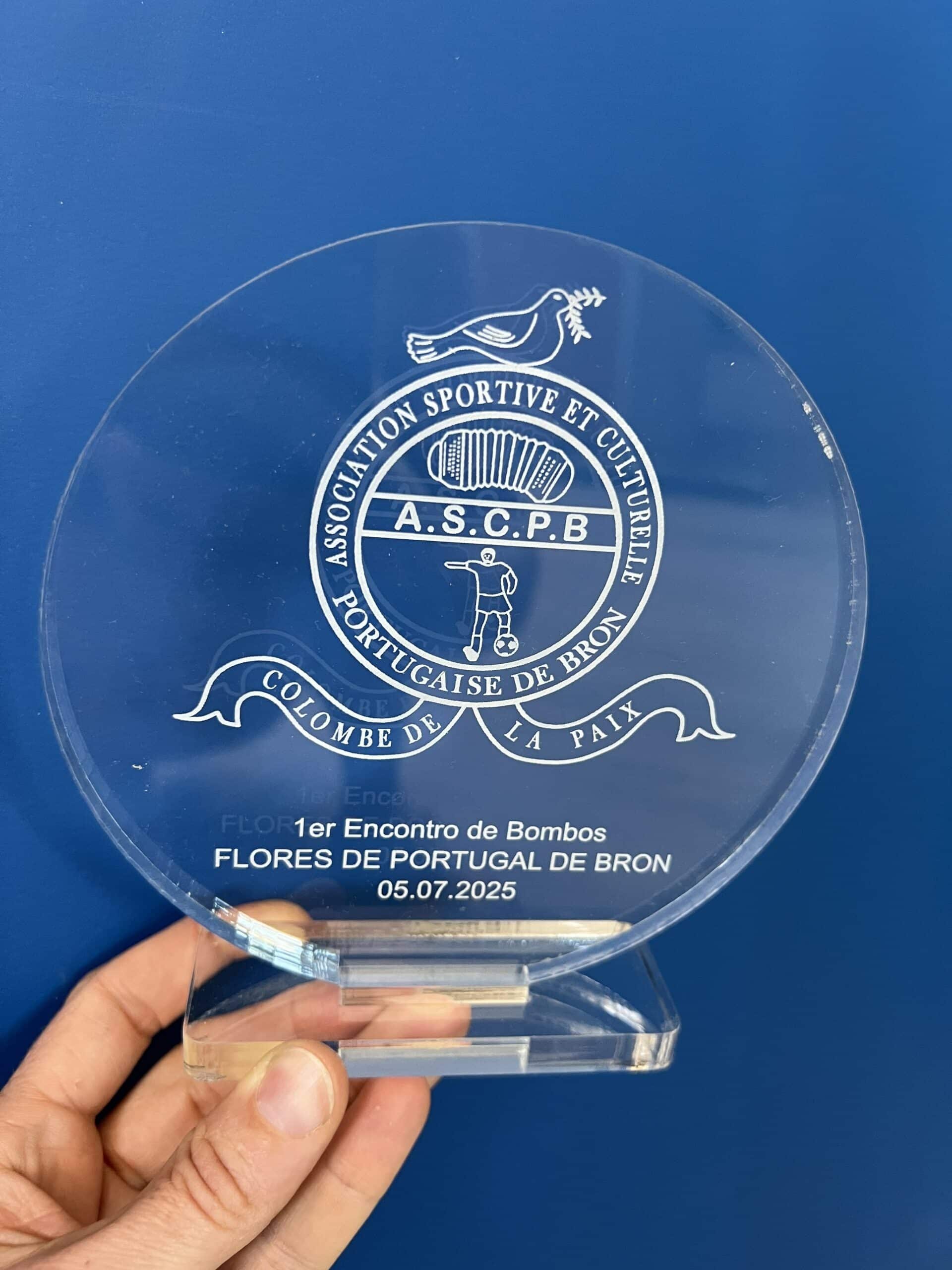 Découpe et gravure de trophée en plexiglass