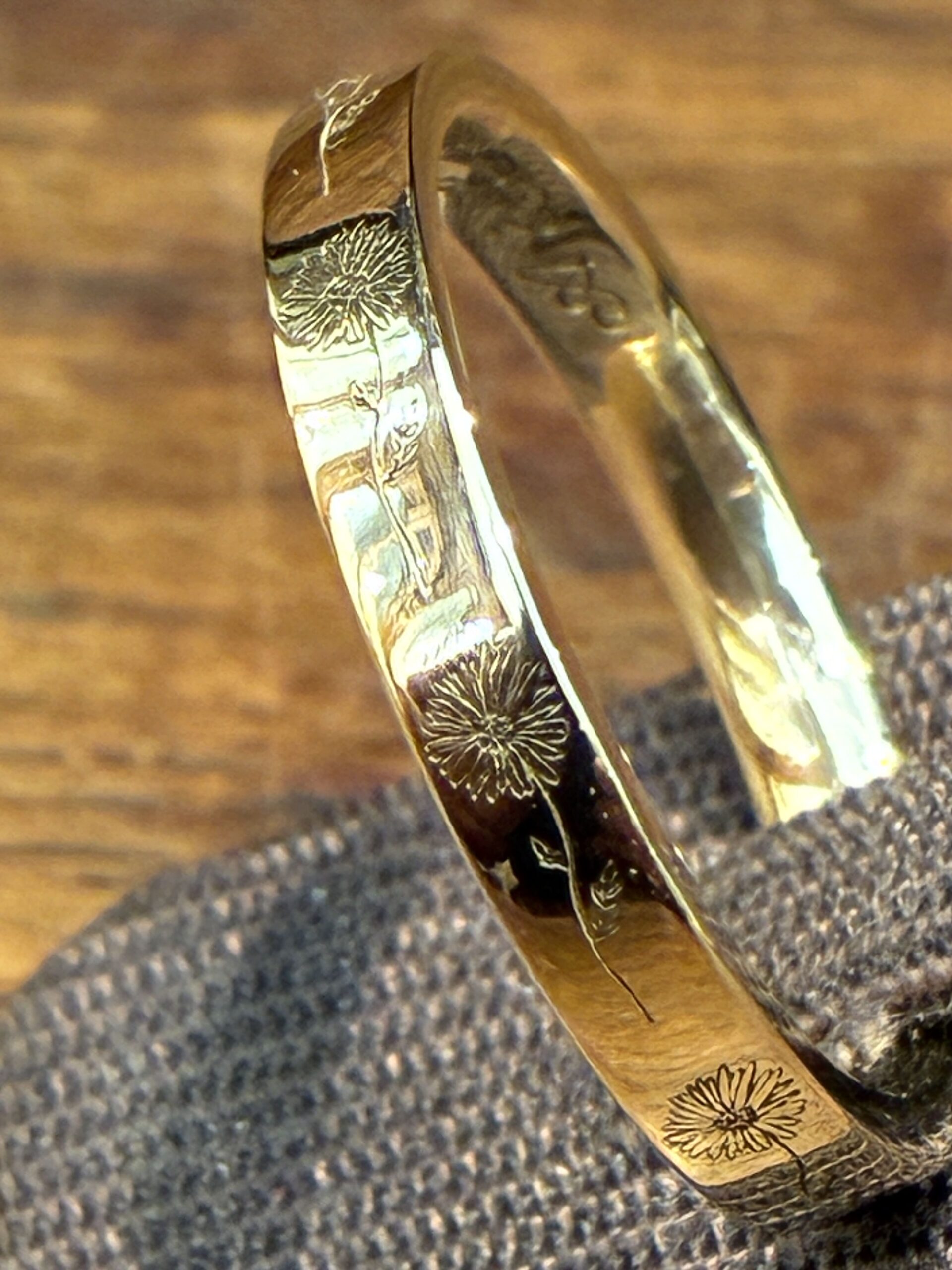 Gravure sur bague avec motif extérieur et texte intérieur