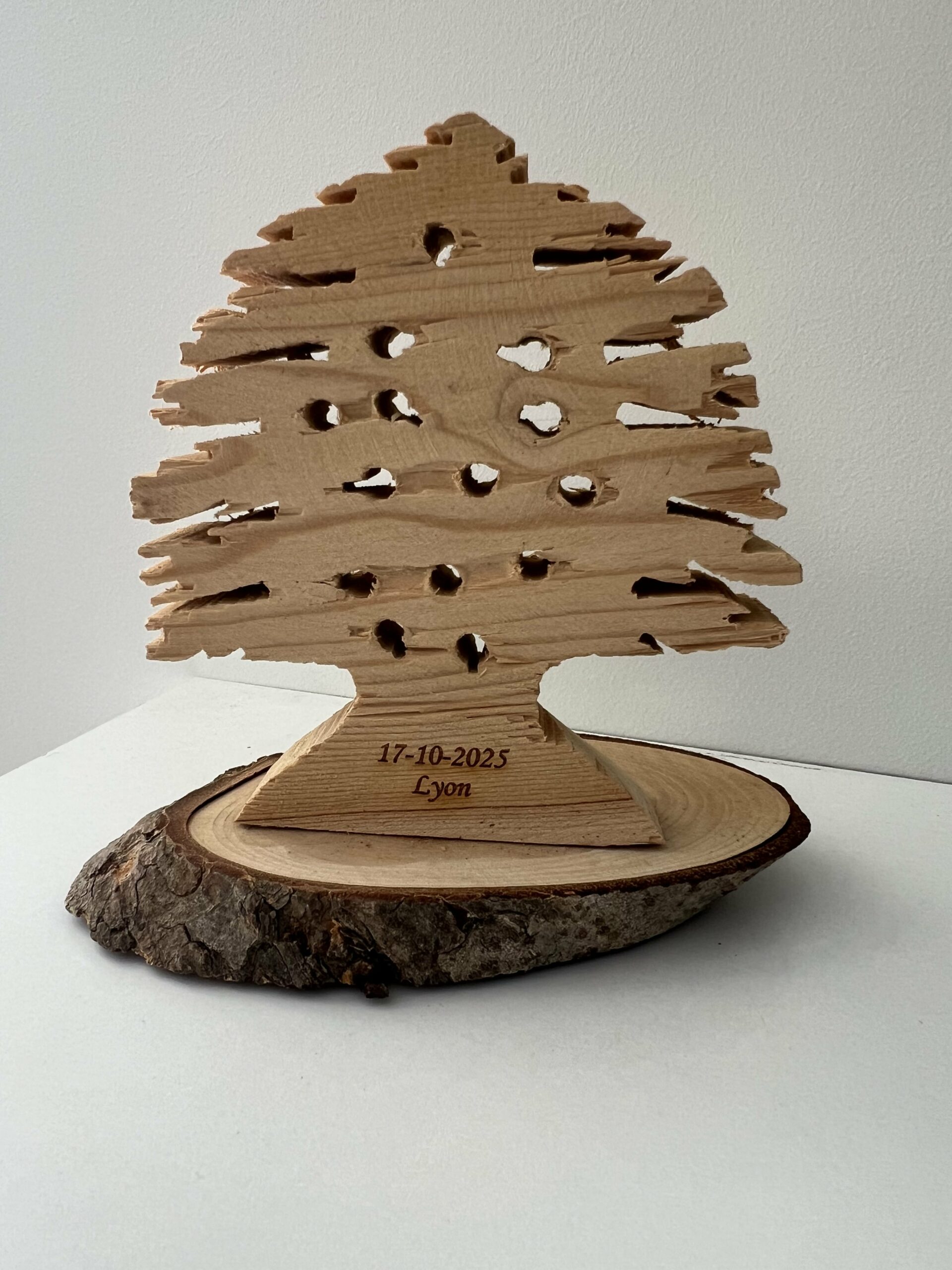 Gravure sur arbre en bois