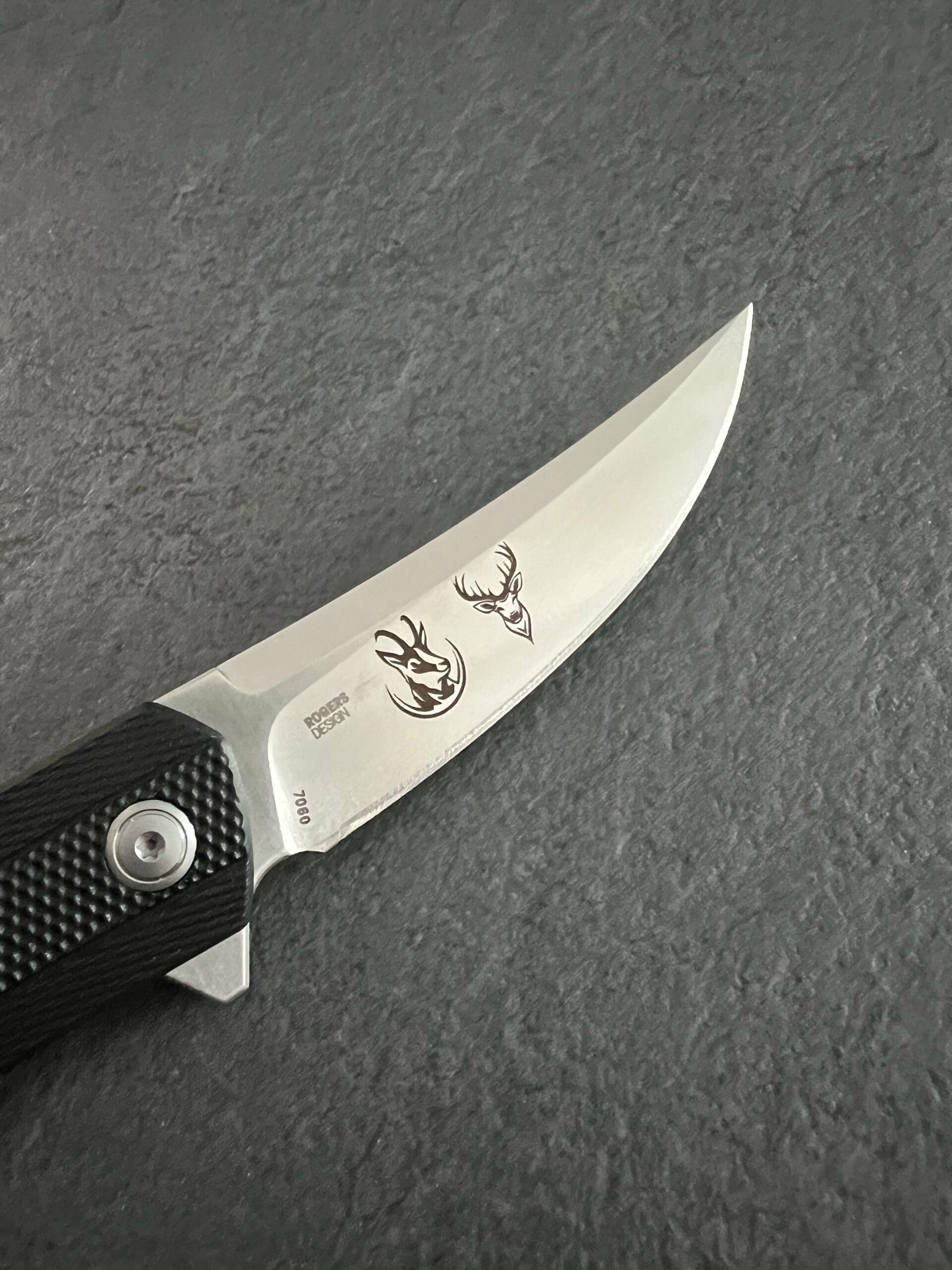 Gravure sur lame de couteau en métal