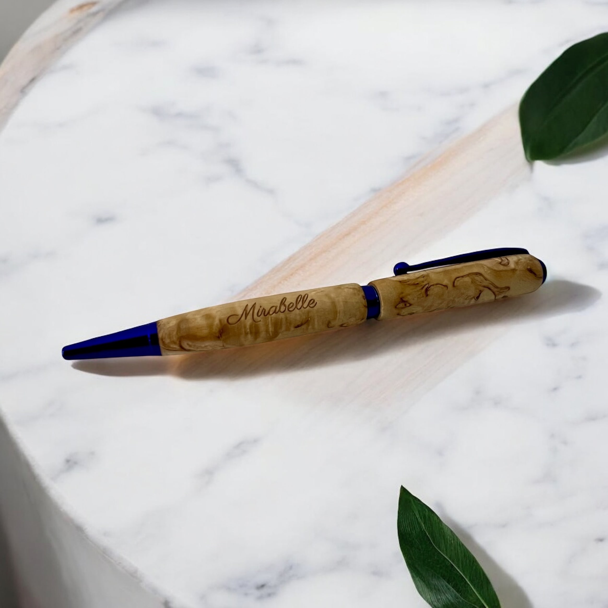 Gravure sur stylo en bois
