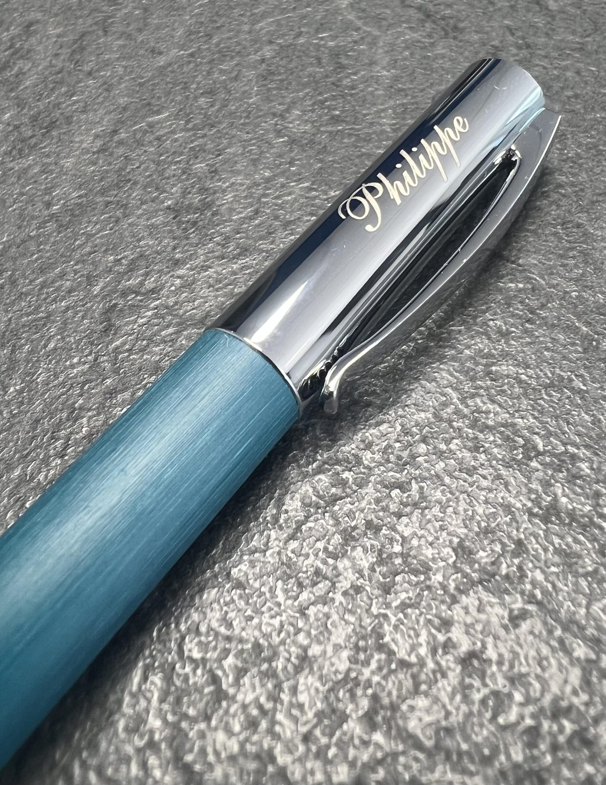Gravure sur stylo en métal