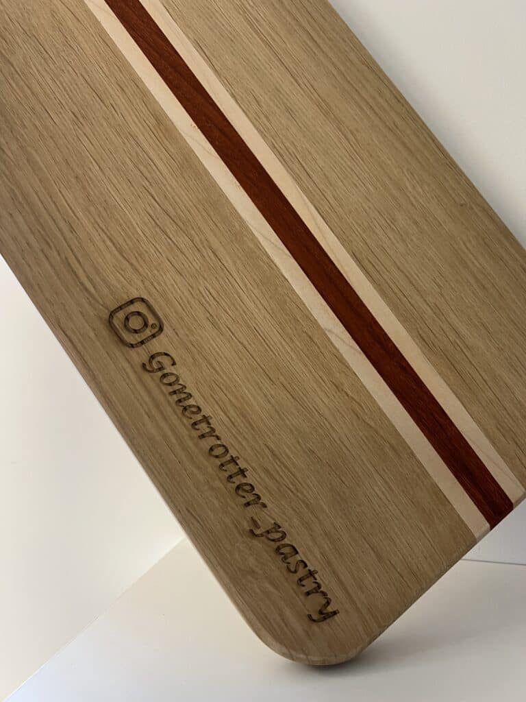 Planche en bois personnalisée avec compte Instagram gravé par Humbert Précision.
