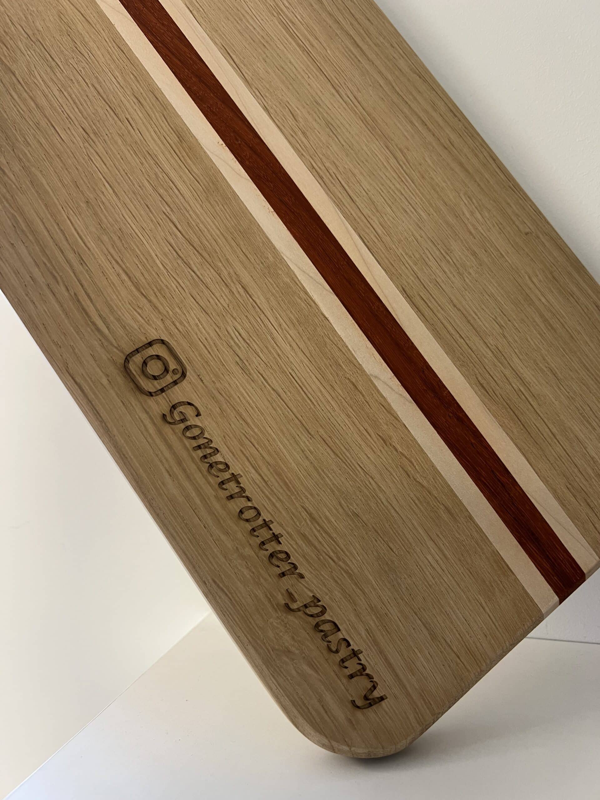 Planche en bois personnalisée avec compte Instagram gravé par Humbert Précision.