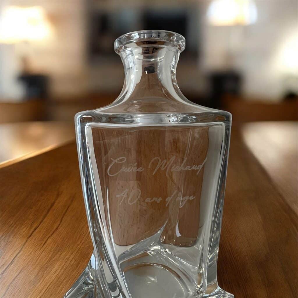 Gravure sur carafe en verre