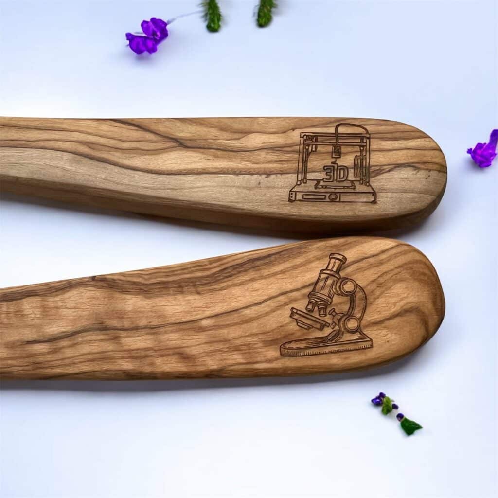 Gravure sur couverts en bois