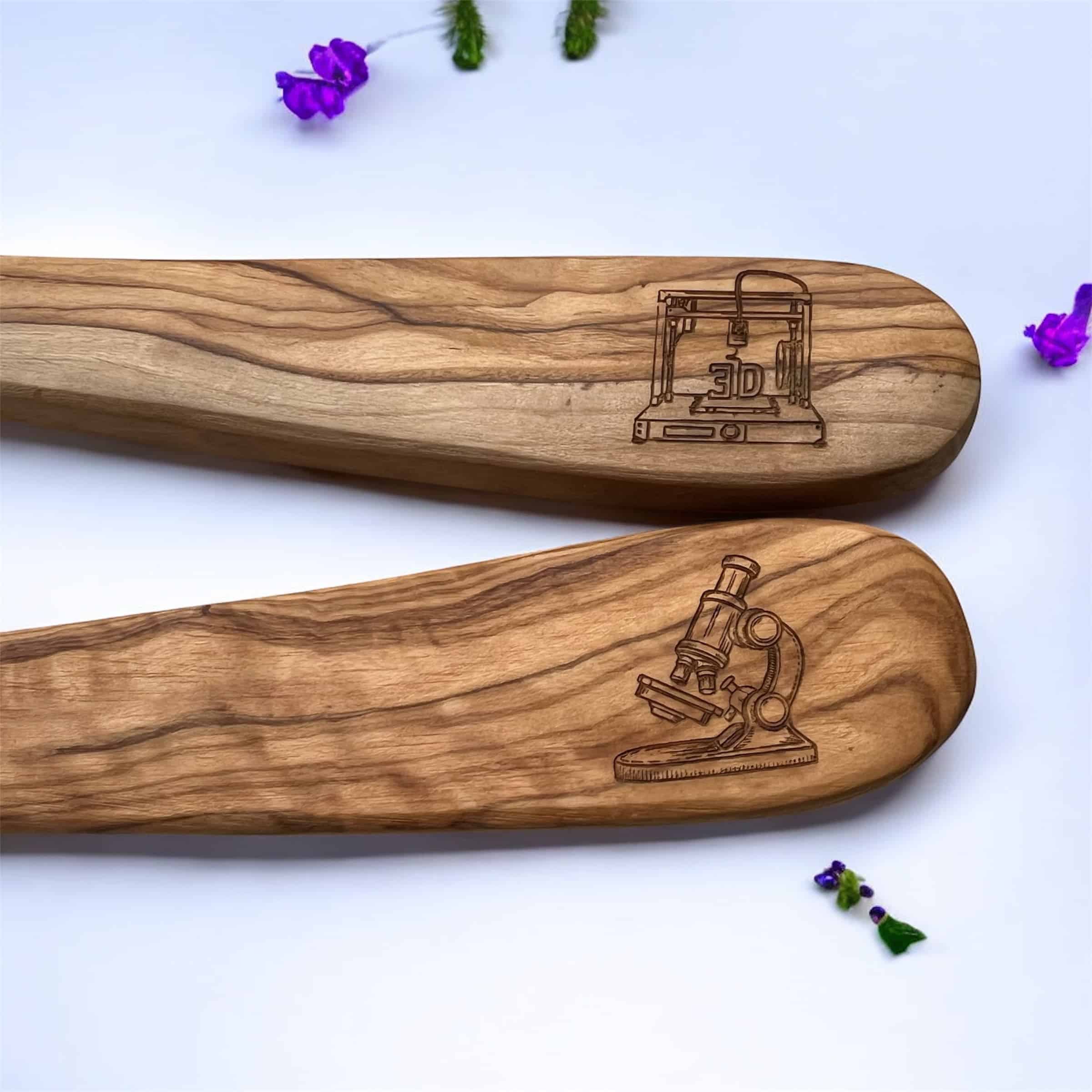 Gravure sur couverts en bois