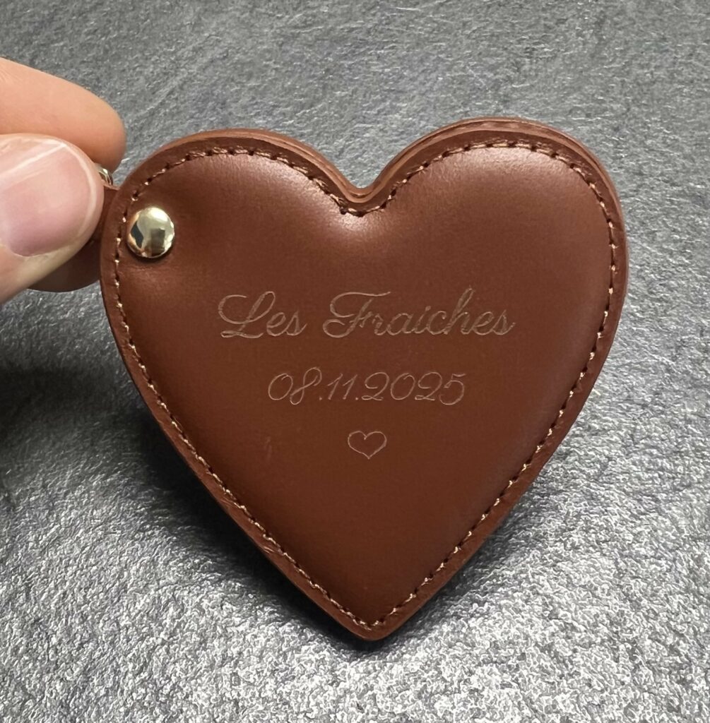 Gravure sur porte clé en cuir