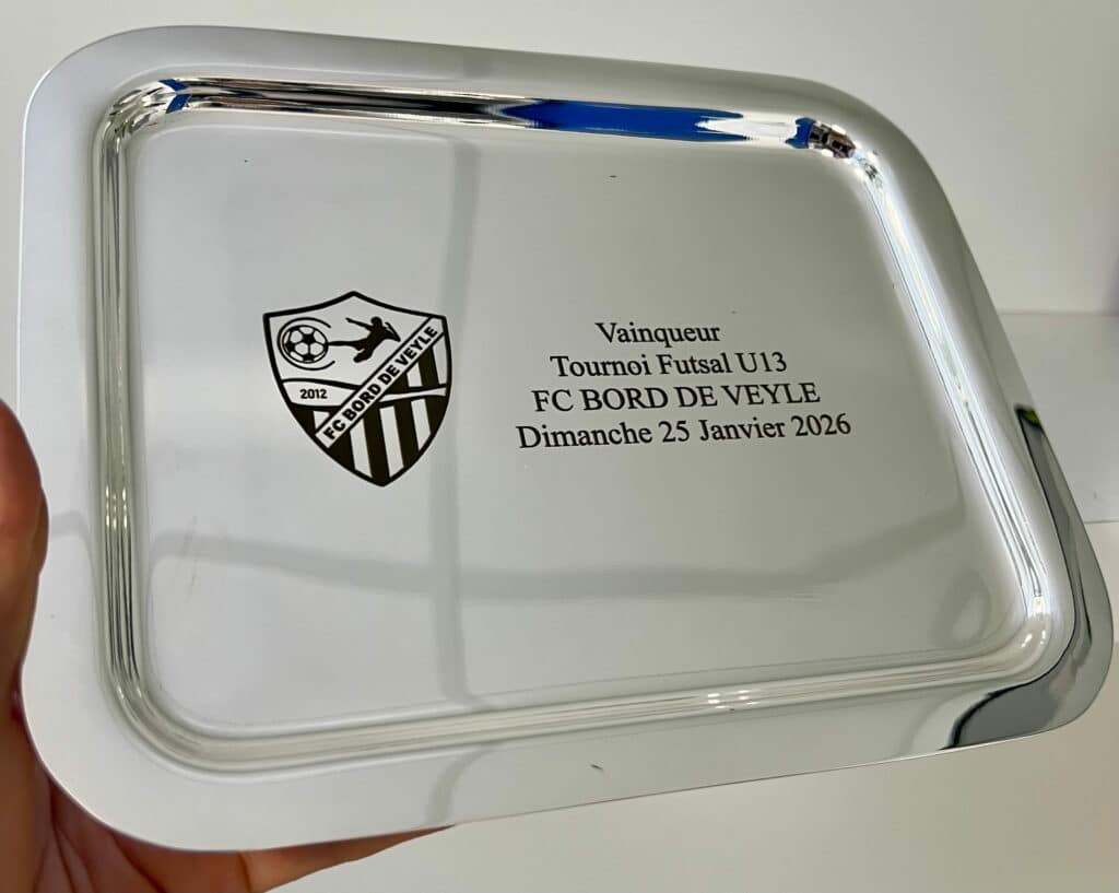 Gravure sur plateau d'argenterie