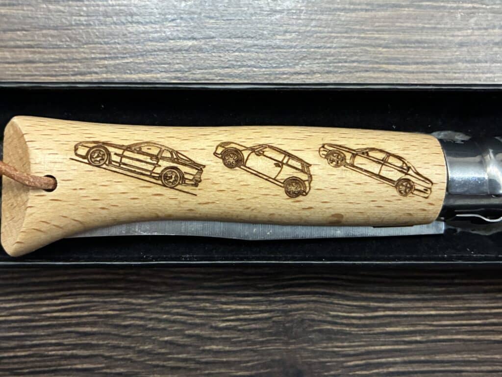 Gravure sur manche et lame de couteau