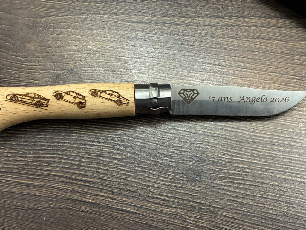 Gravure sur manche et lame de couteau