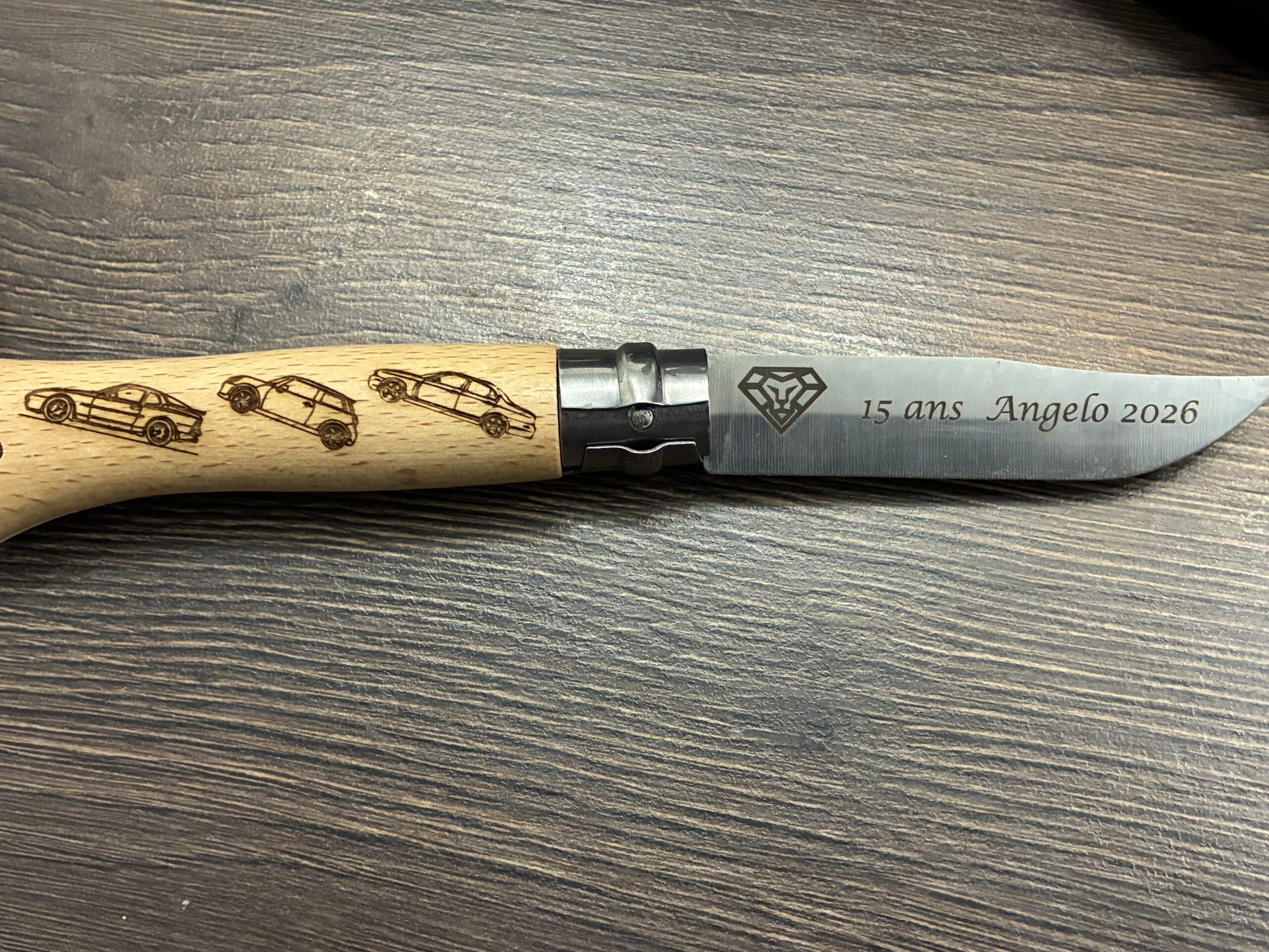 Gravure sur manche et lame de couteau