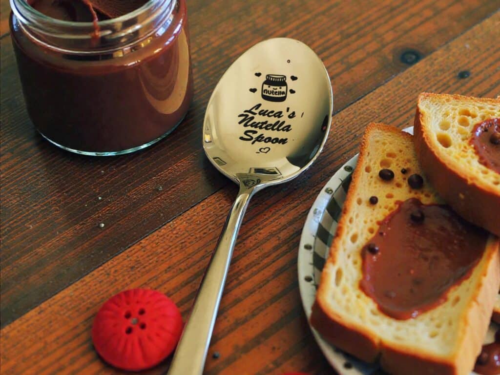 Gravure sur petite cuillère