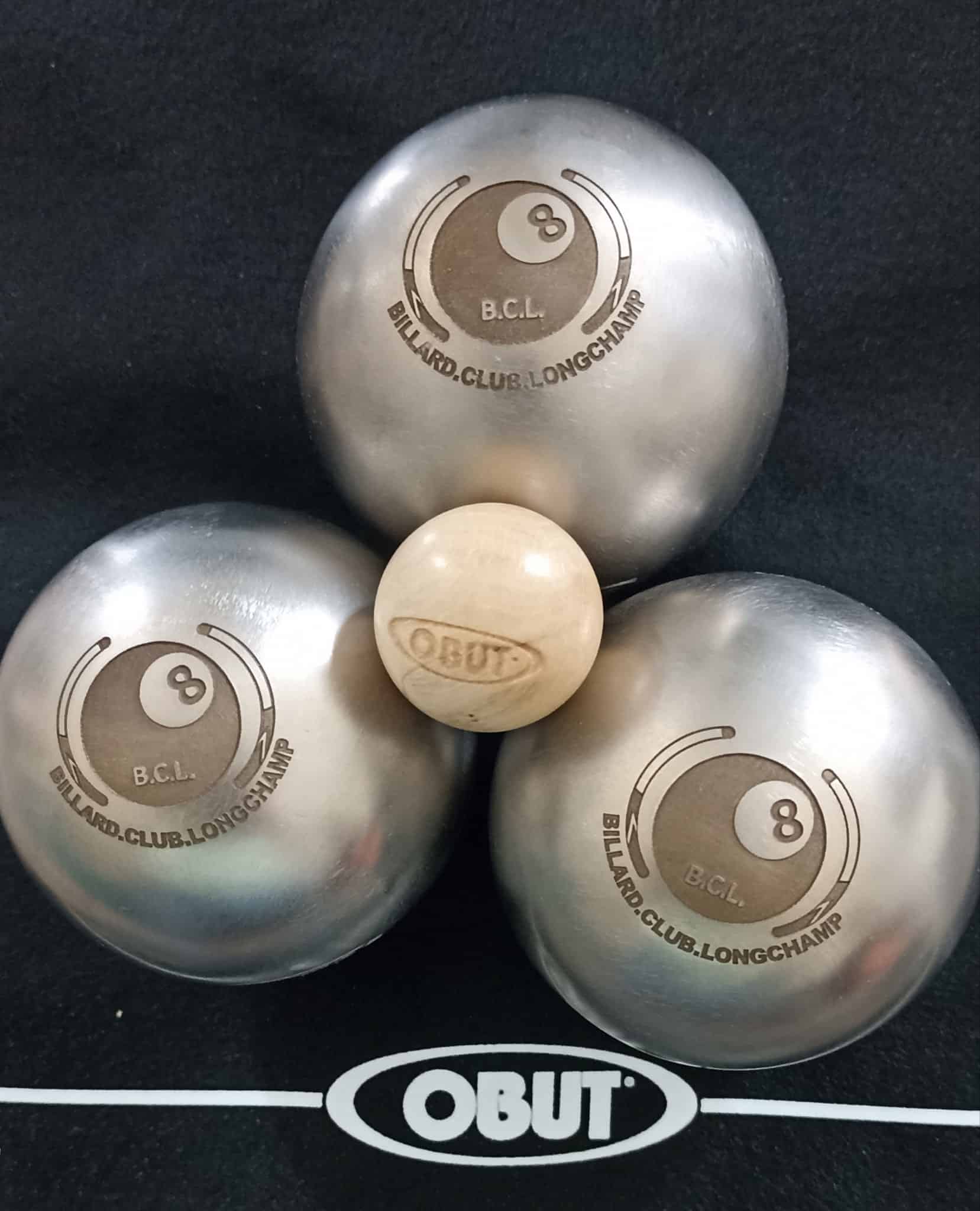 Boules de pétanque personnalisées avec logo de club gravé sur métal.