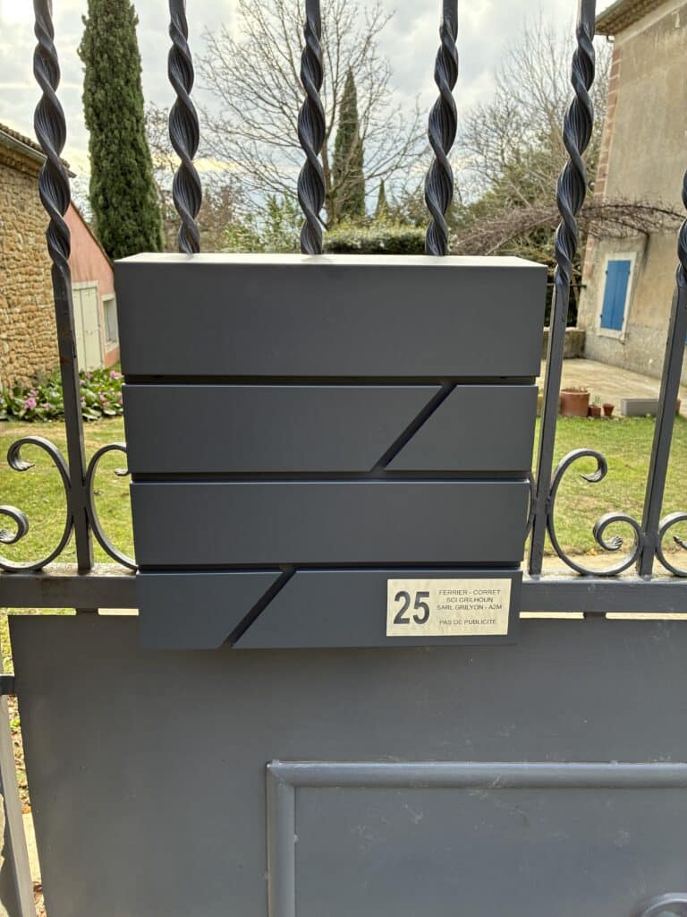 Découpe et gravure d'une plaque de boite aux lettres