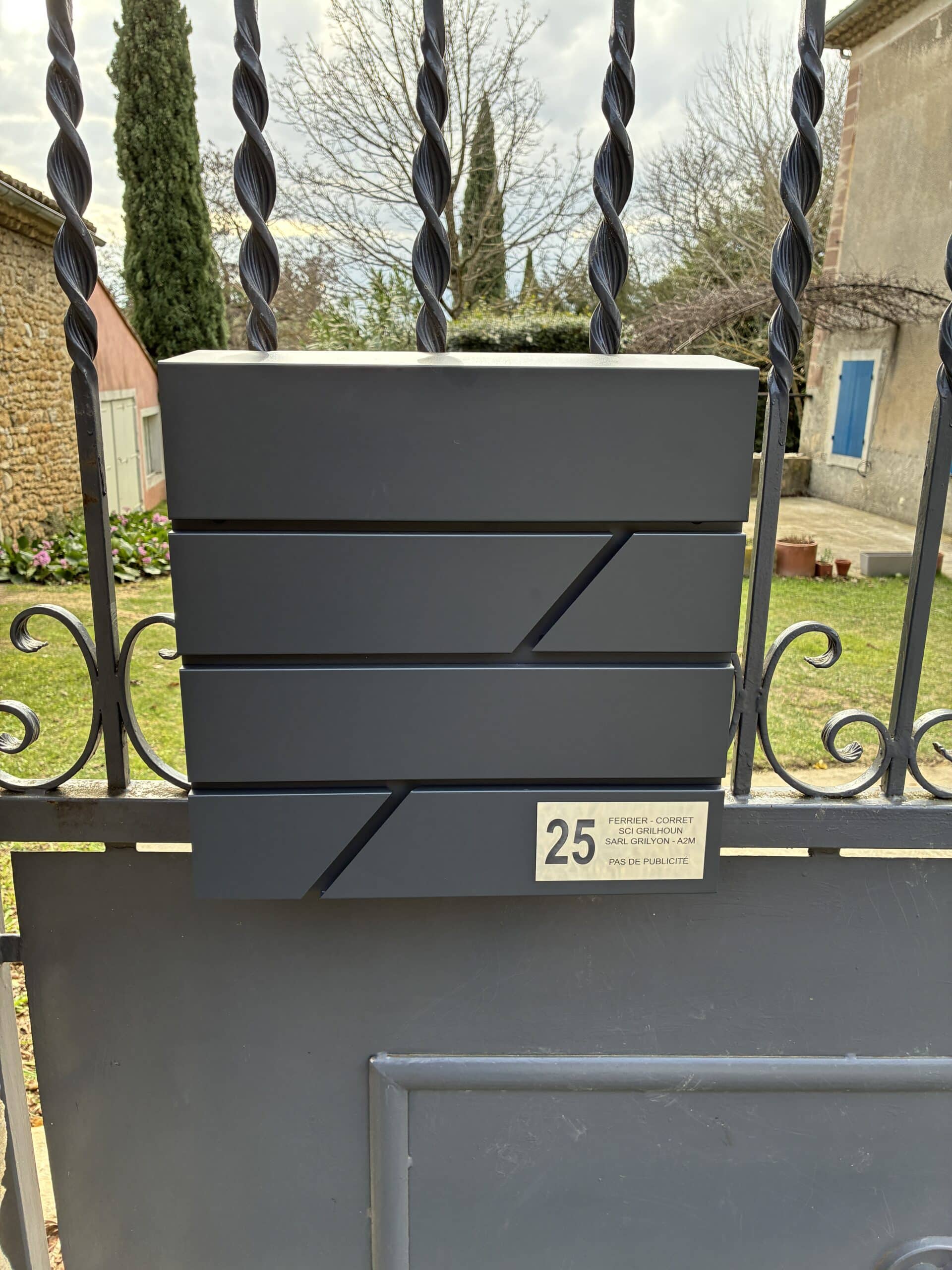 Découpe et gravure d'une plaque de boite aux lettres