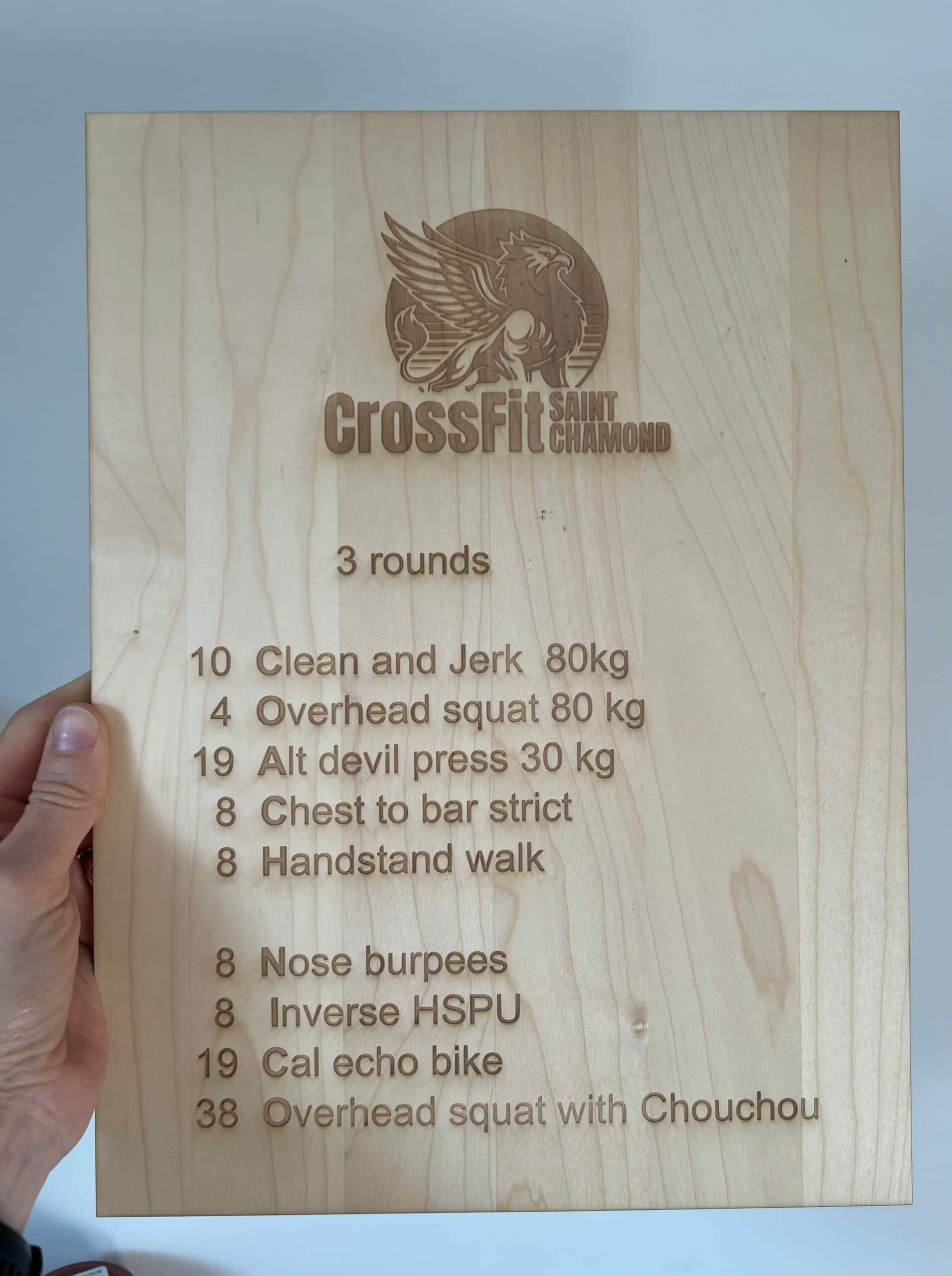 Découpe et gravure su planche en bois pour salle de sport