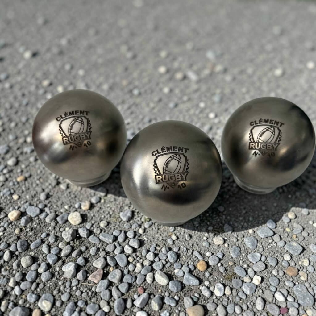 Gravure sur boule Obut de pétanque personnalisée à Lyon