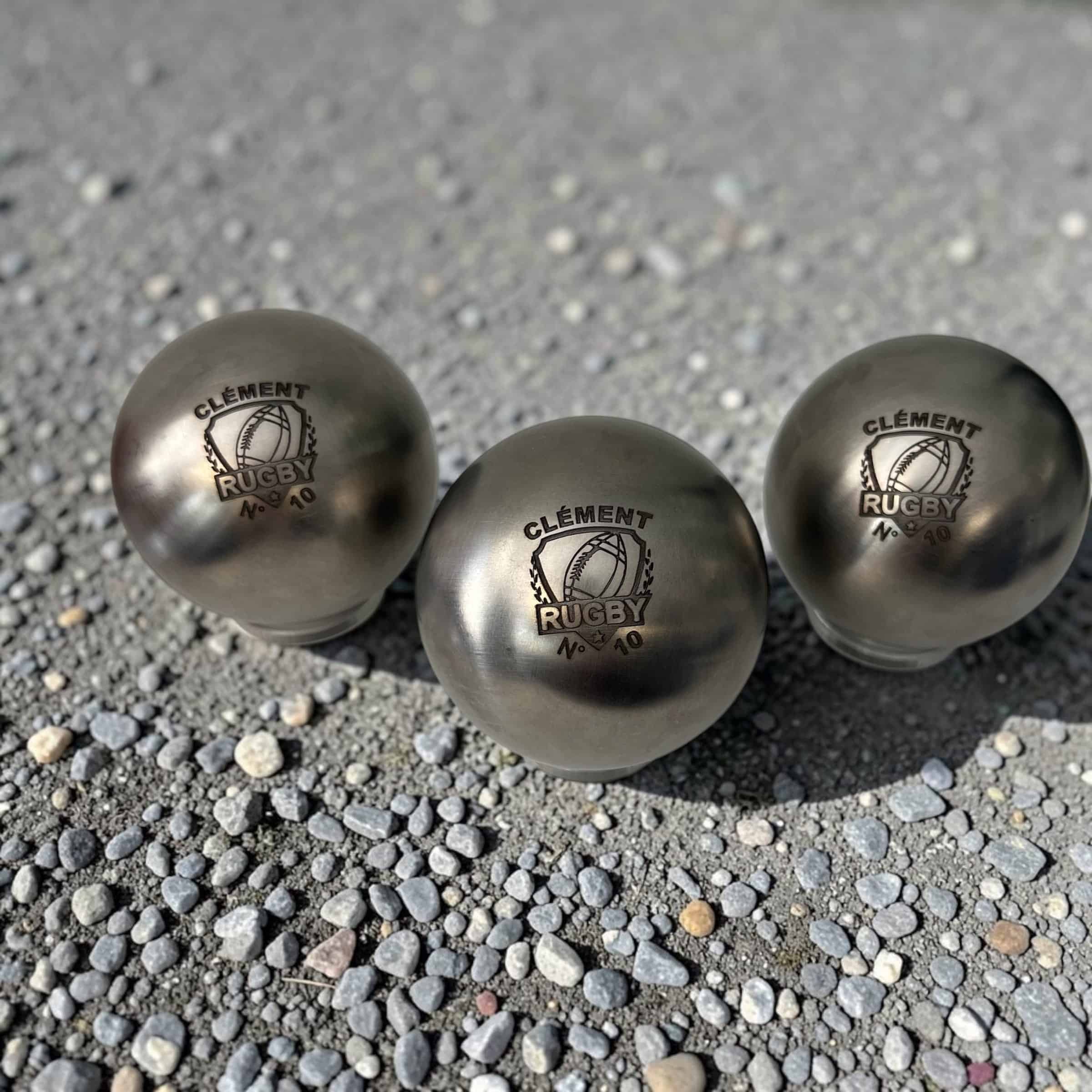 Gravure sur boule Obut de pétanque personnalisée à Lyon