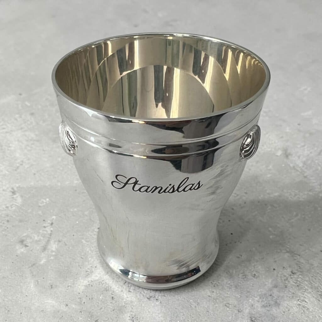 Gravure sur timbale en métal avec une gravure personnalisée