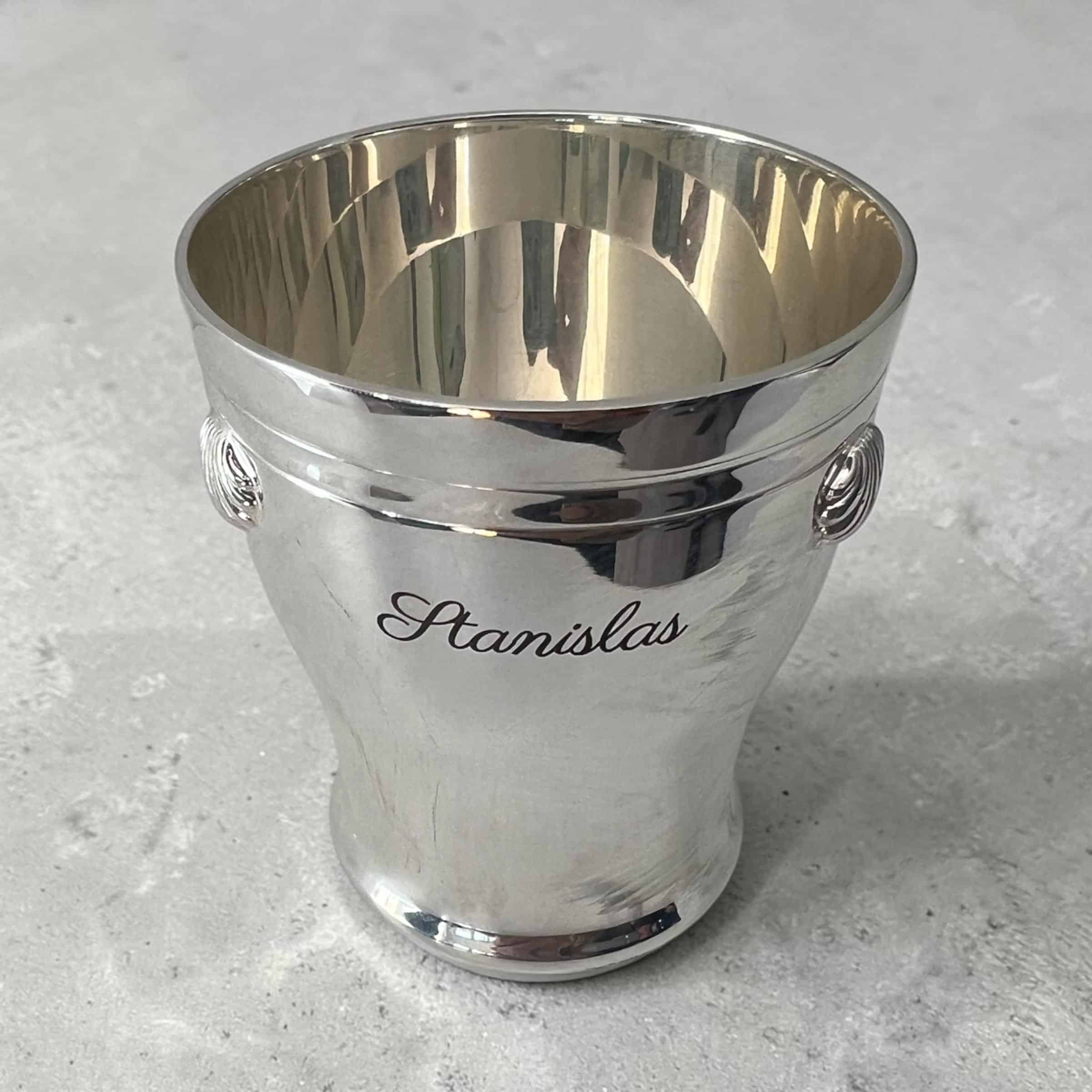 Gravure sur timbale en métal avec une gravure personnalisée
