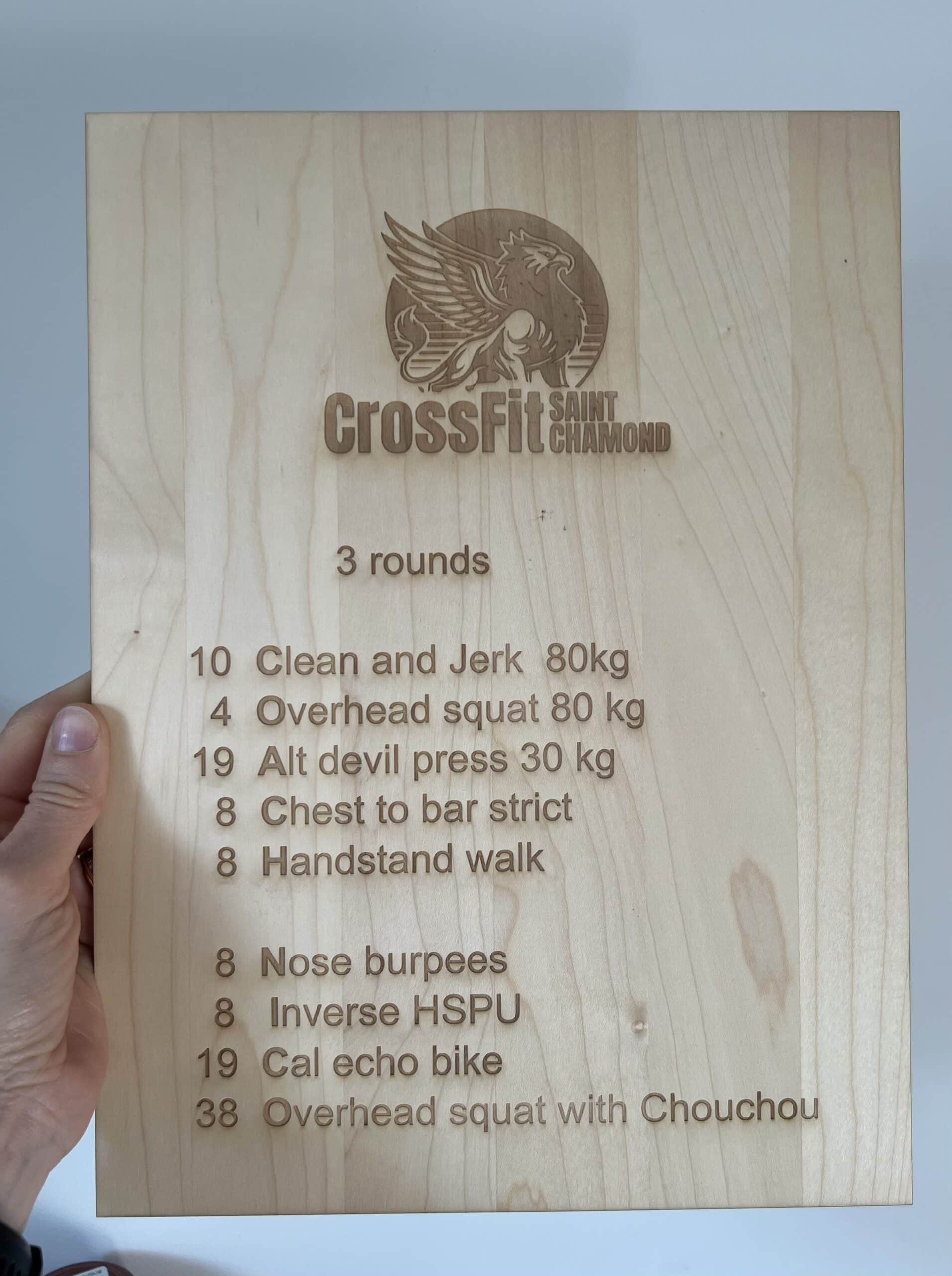 Plaque en bois personnalisée avec logo sportif et texte gravés.