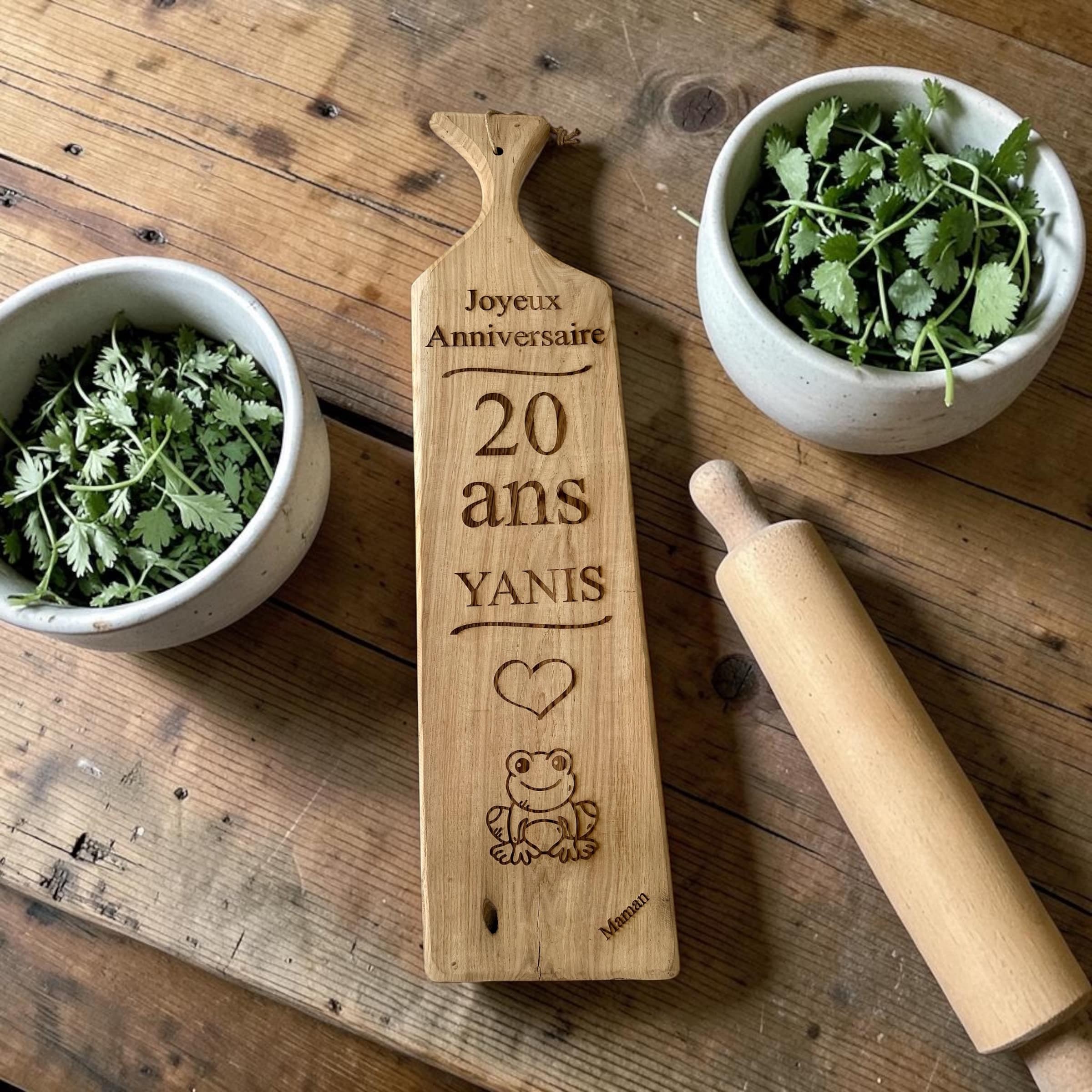Gravure personnalisée sur planche en bois. Rhone