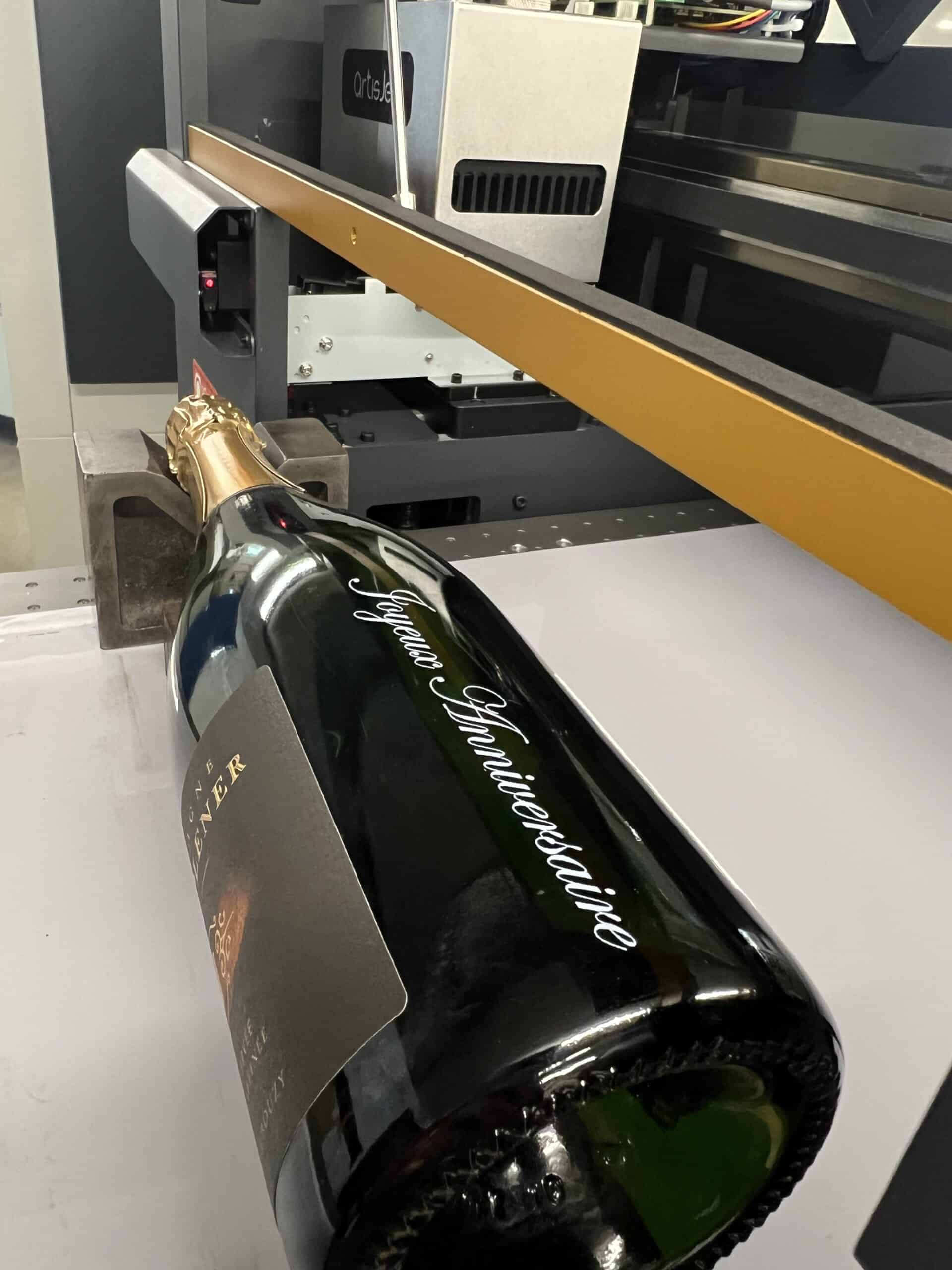 Bouteille de champagne personnalisée avec message joyeux anniversaire gravé sur verre.