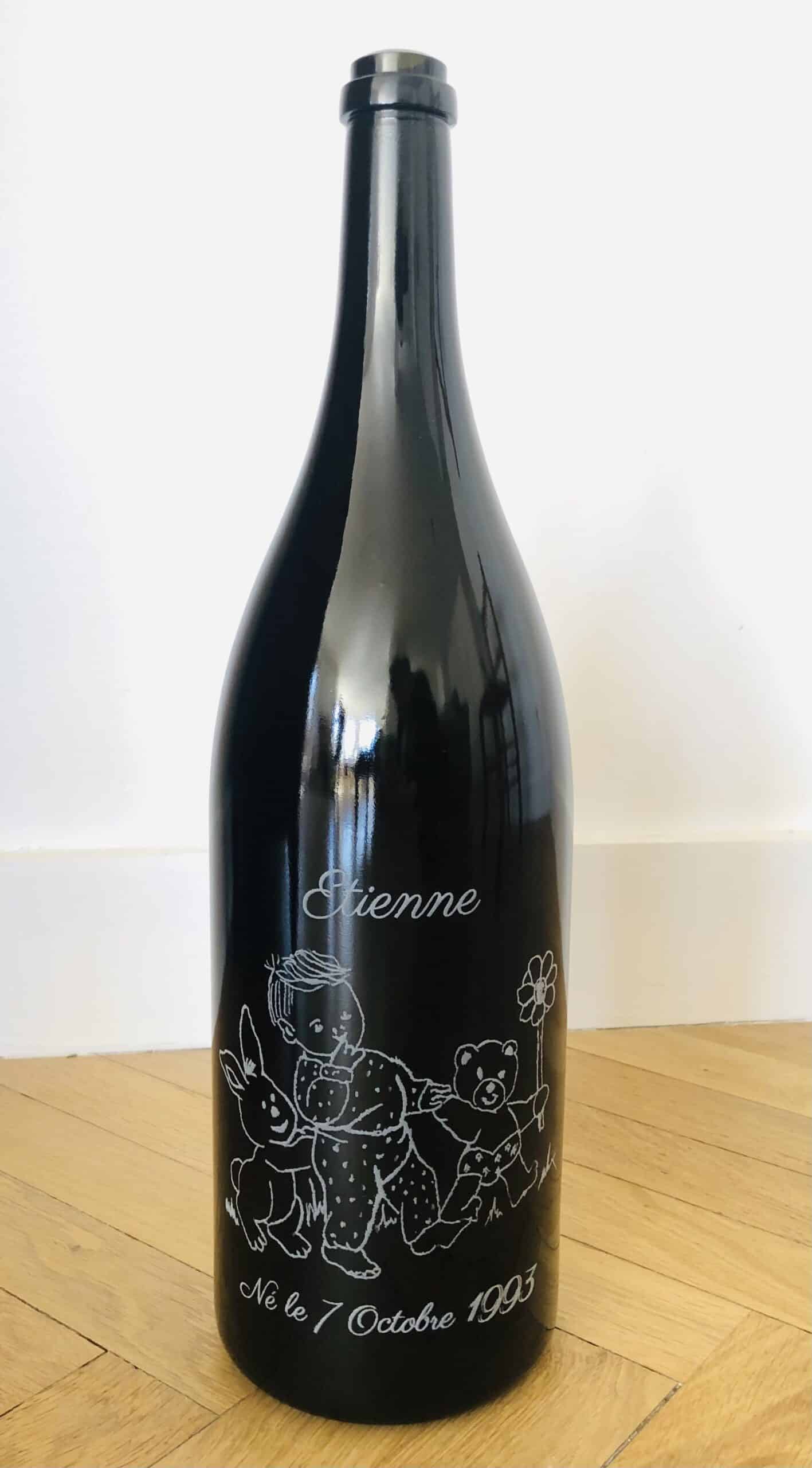 Bouteille personnalisée avec prénom, date et dessin gravés sur verre.