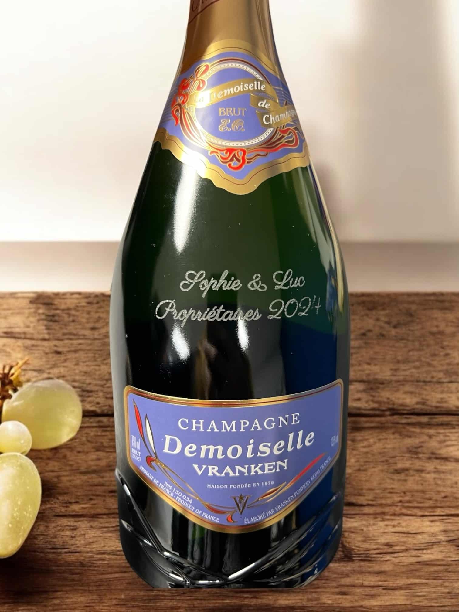 Bouteille de champagne personnalisée avec prénoms gravés sur verre.