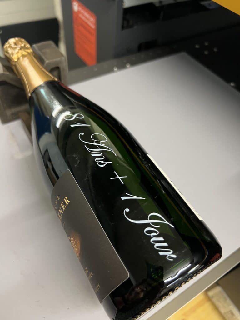 Bouteille de champagne personnalisée avec prénoms gravés sur verre.