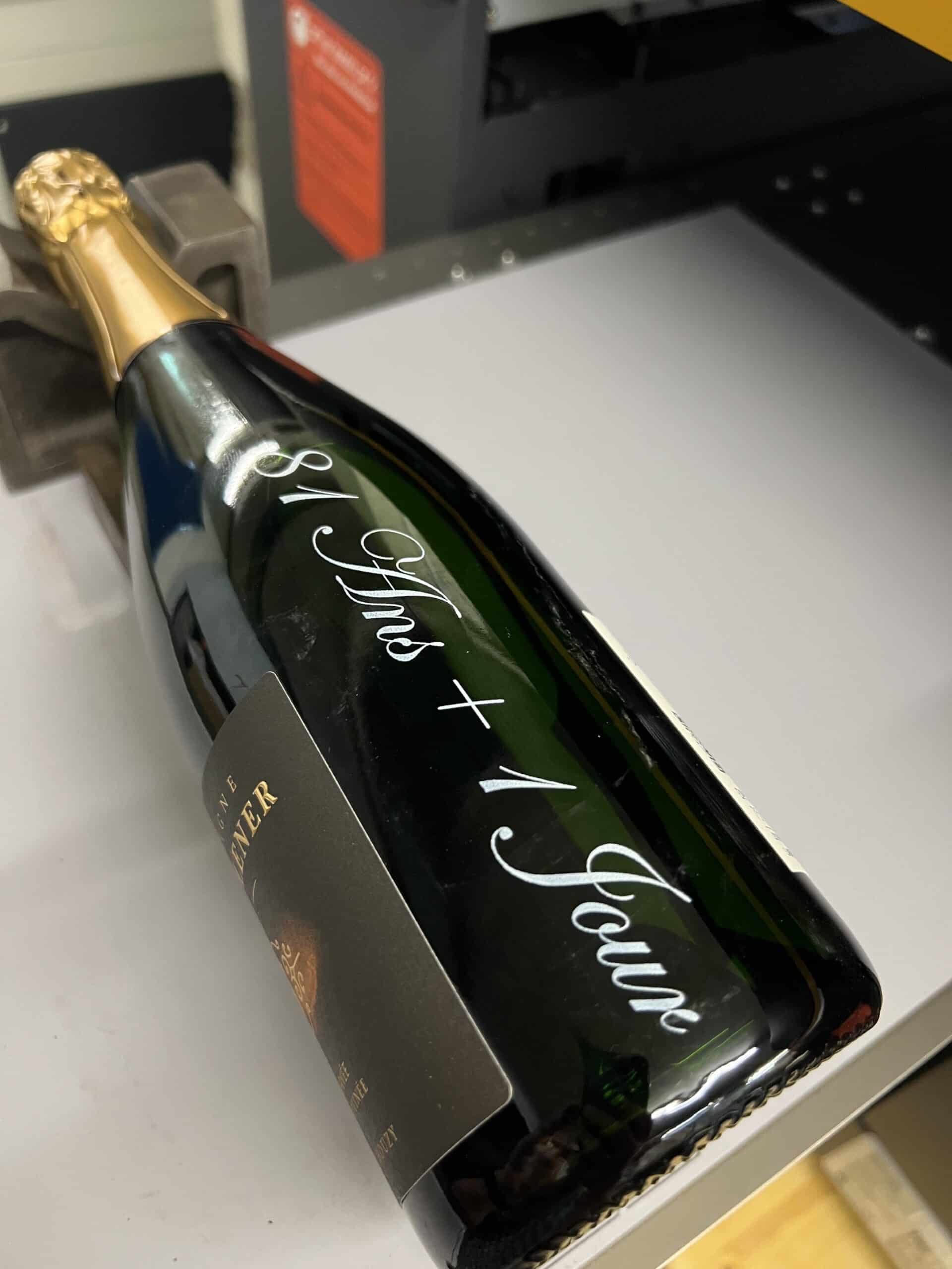 Bouteille de champagne personnalisée avec prénoms gravés sur verre.