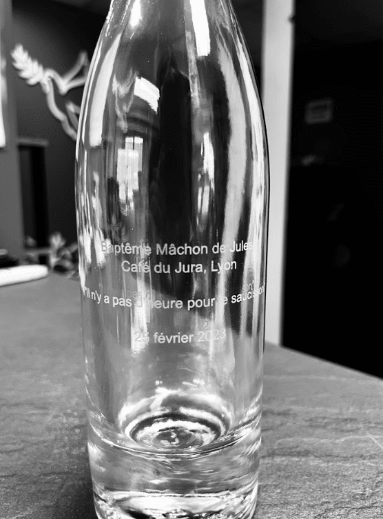 Bouteille personnalisée avec texte d’événement gravé sur verre.