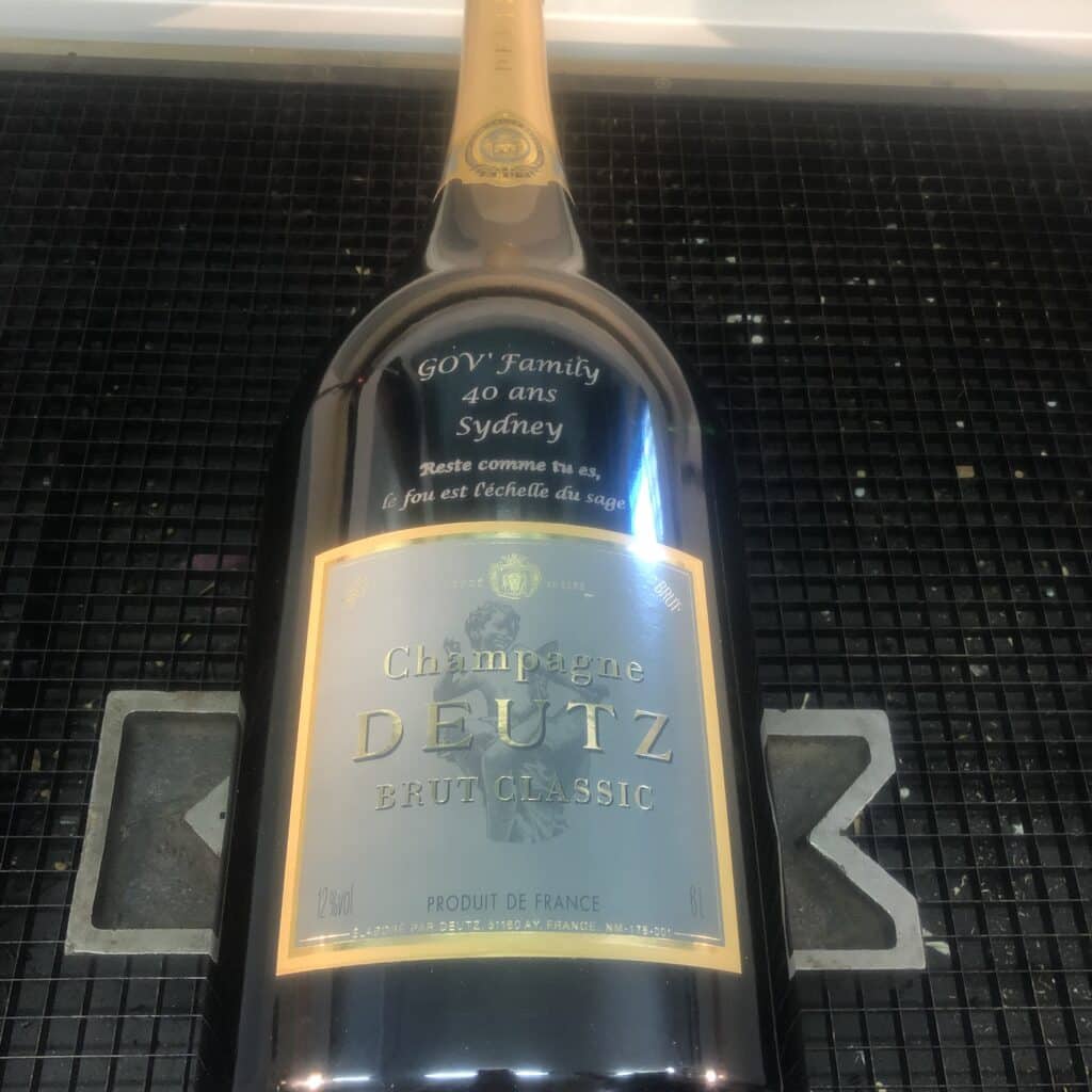 Bouteille de champagne personnalisée avec message anniversaire gravé sur verre.