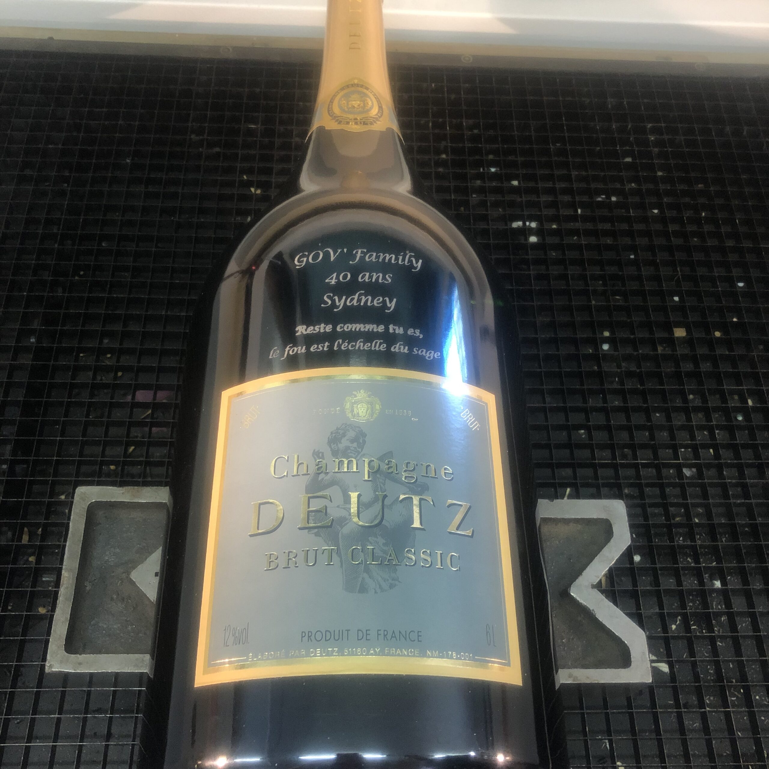 Bouteille de champagne personnalisée avec message anniversaire gravé sur verre.