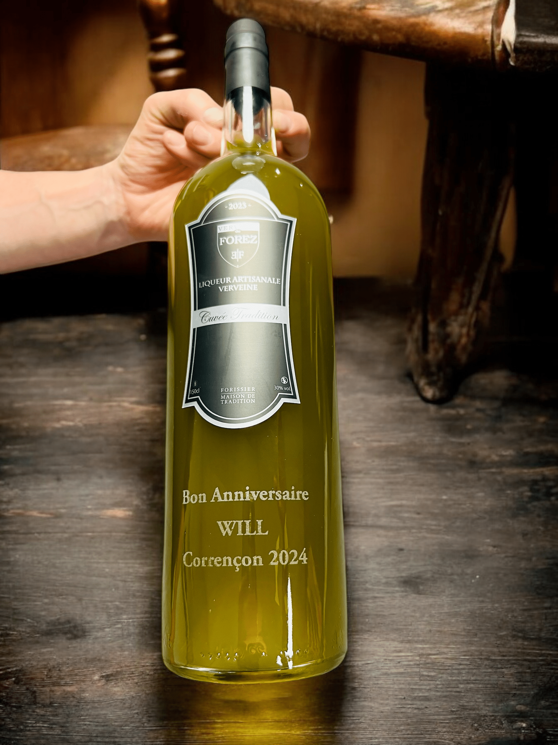 Bouteille personnalisée avec message d’anniversaire gravé sur verre.