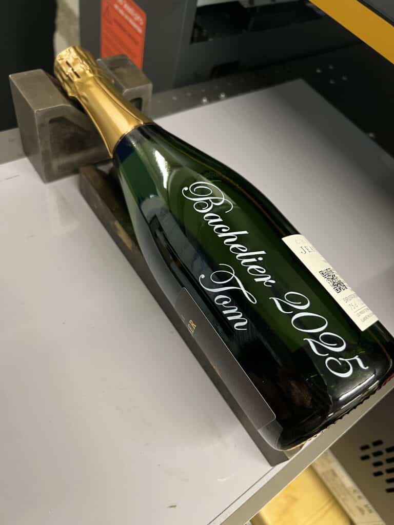 Bouteille de champagne personnalisée avec gravure baptême sur verre.
