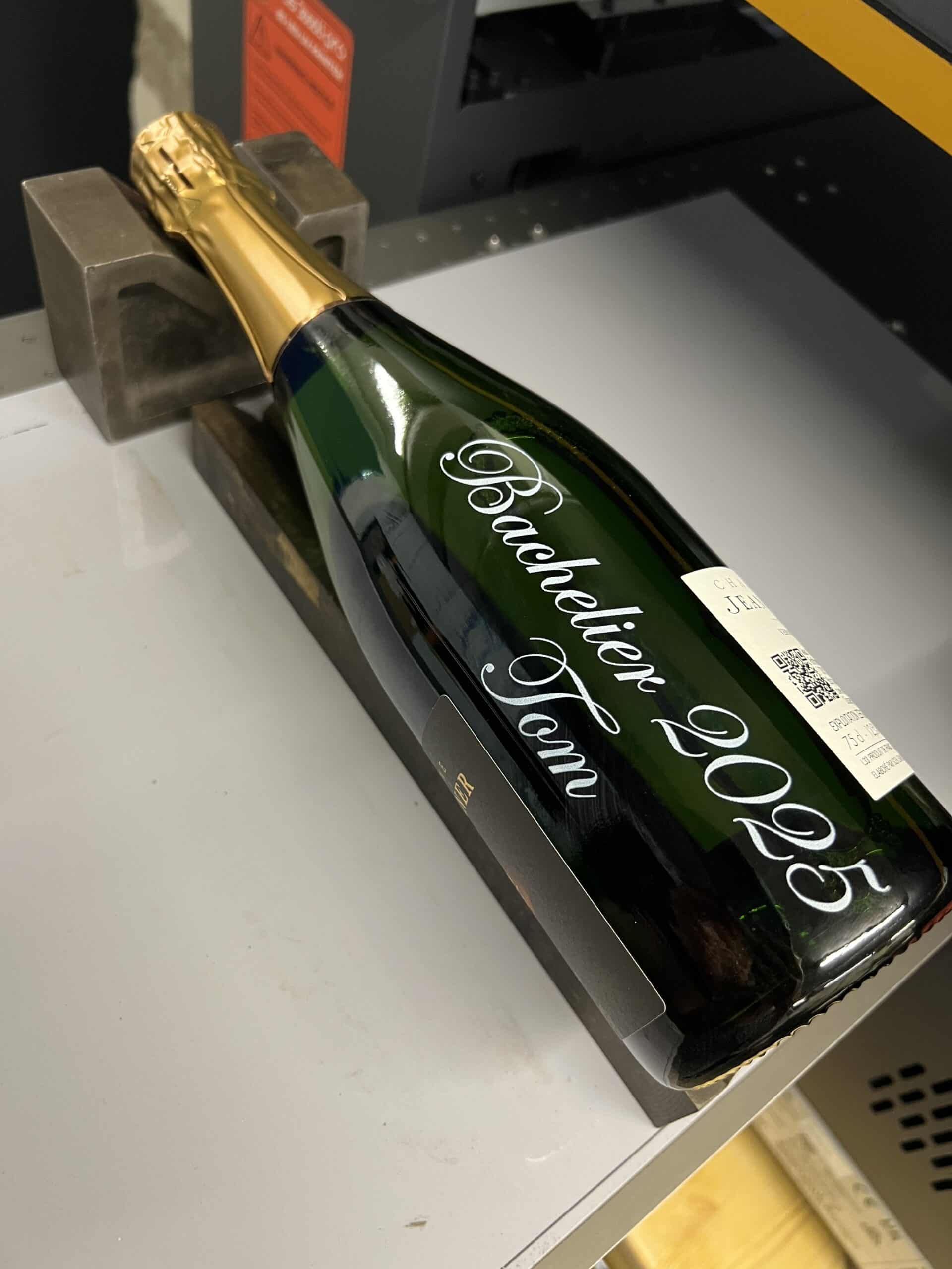 Bouteille de champagne personnalisée avec gravure baptême sur verre.