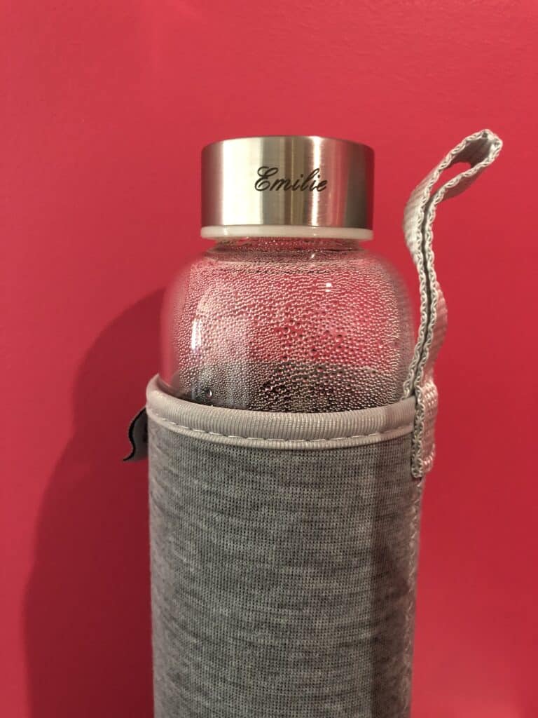 Gourde personnalisée en verre avec prénom gravé sur bouchon métal.