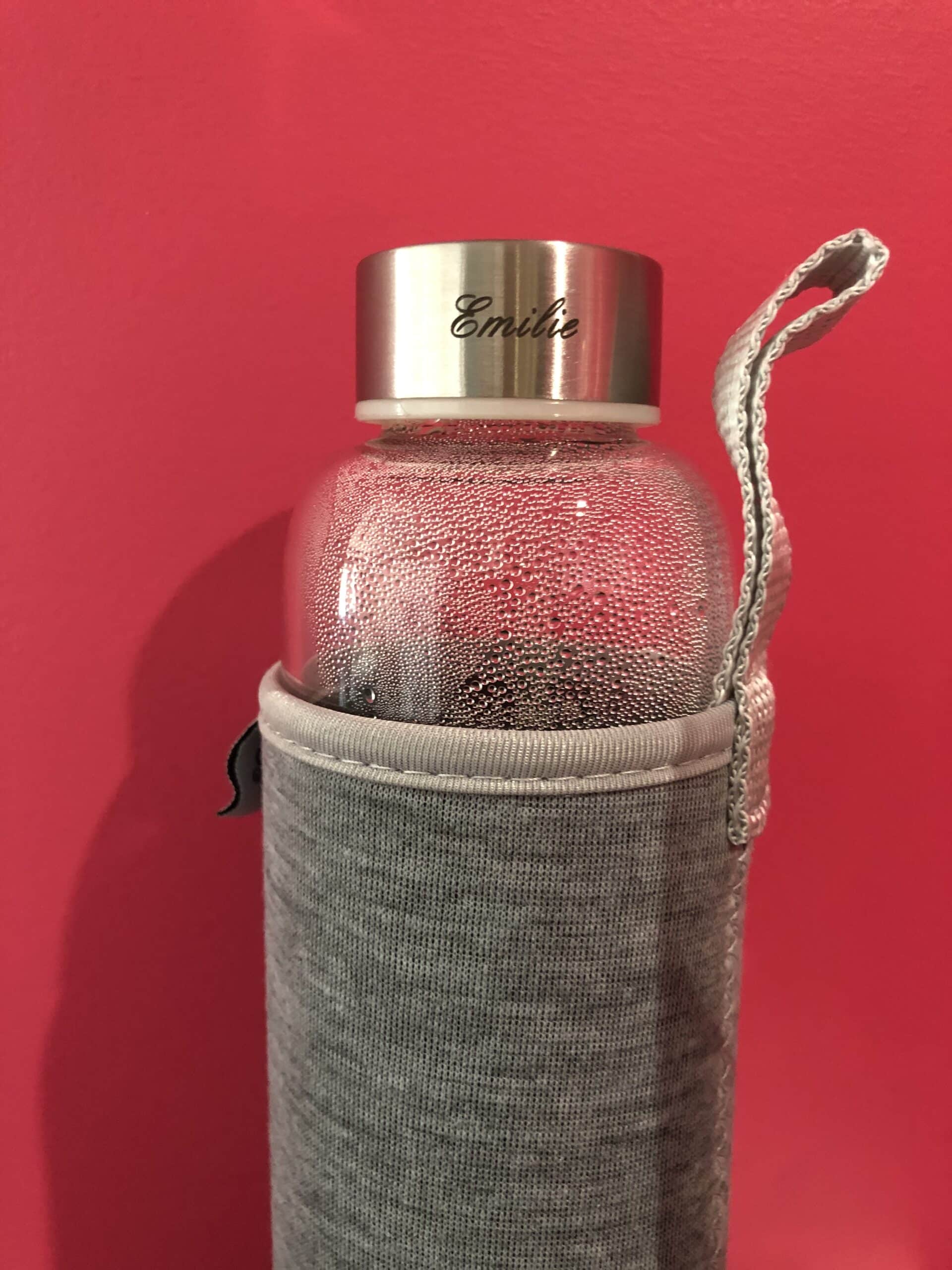 Gourde personnalisée en verre avec prénom gravé sur bouchon métal.