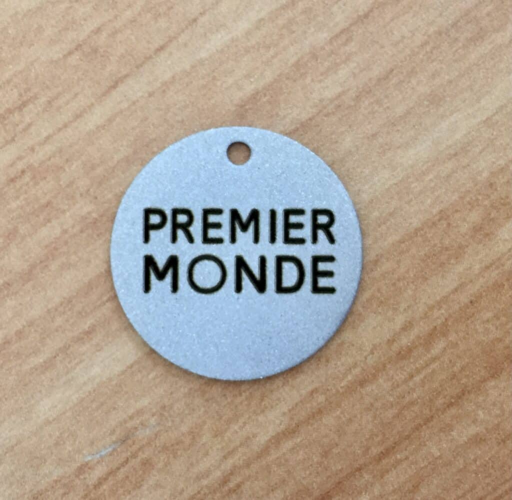 Médaille personnalisée ronde en métal avec texte gravé.