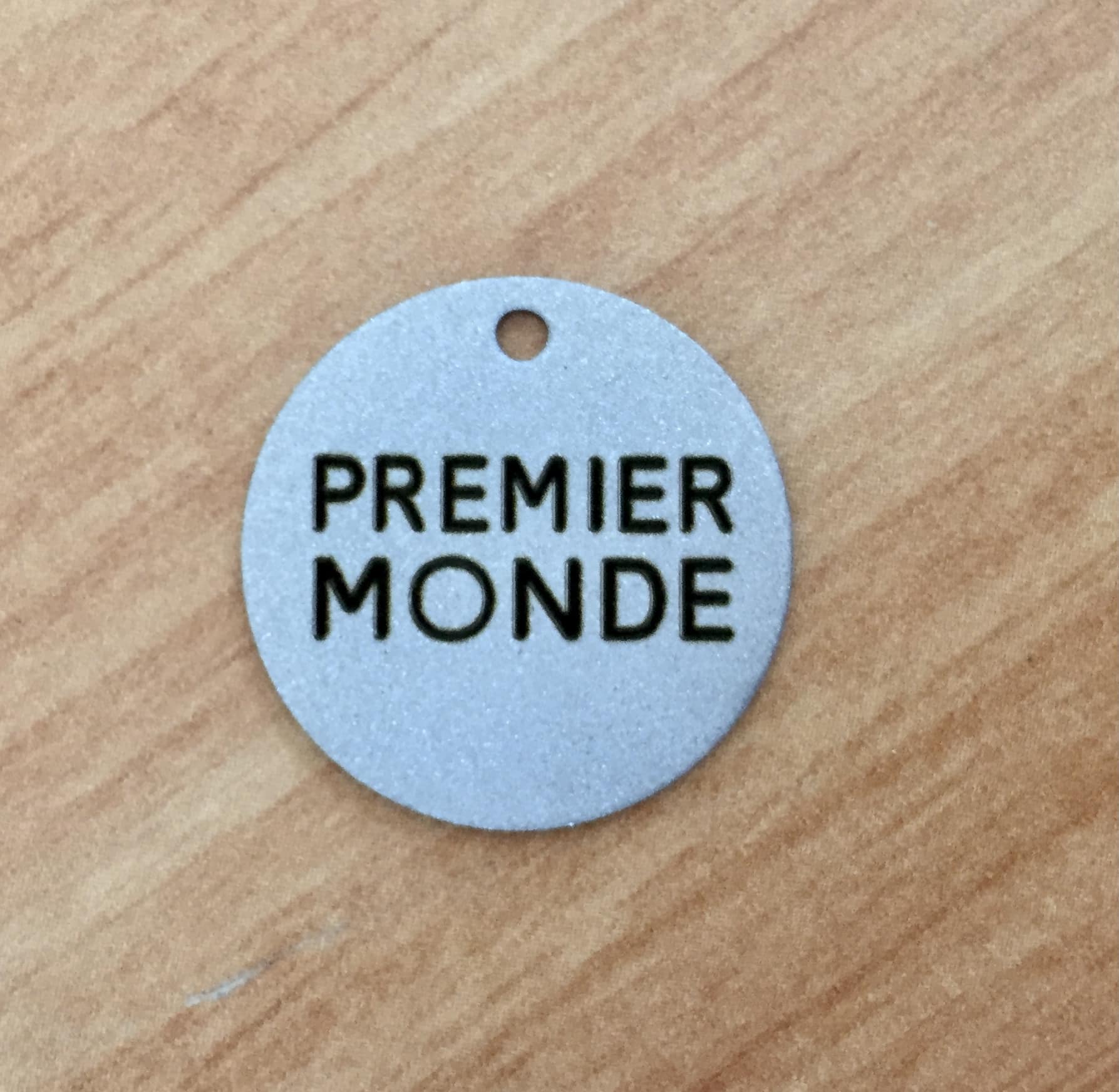 Médaille personnalisée ronde en métal avec texte gravé.
