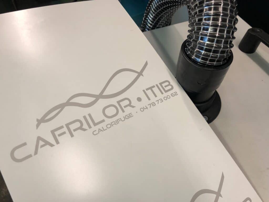 Plaque signalétique personnalisée avec logo d’entreprise gravé.
