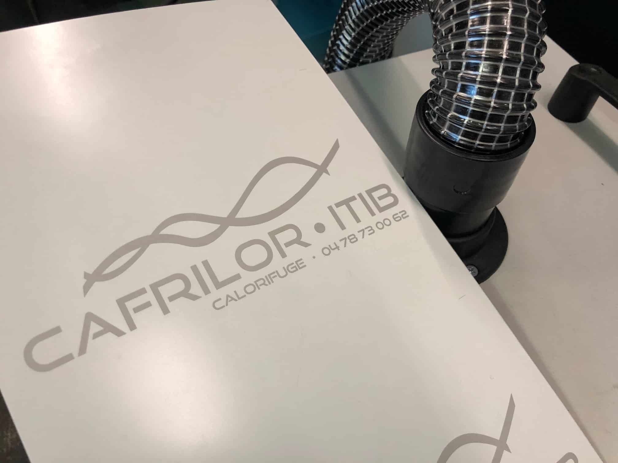 Plaque signalétique personnalisée avec logo d’entreprise gravé.
