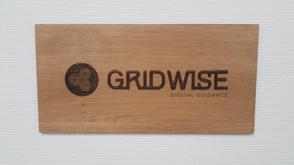Plaque en bois personnalisée avec logo d’entreprise gravé.