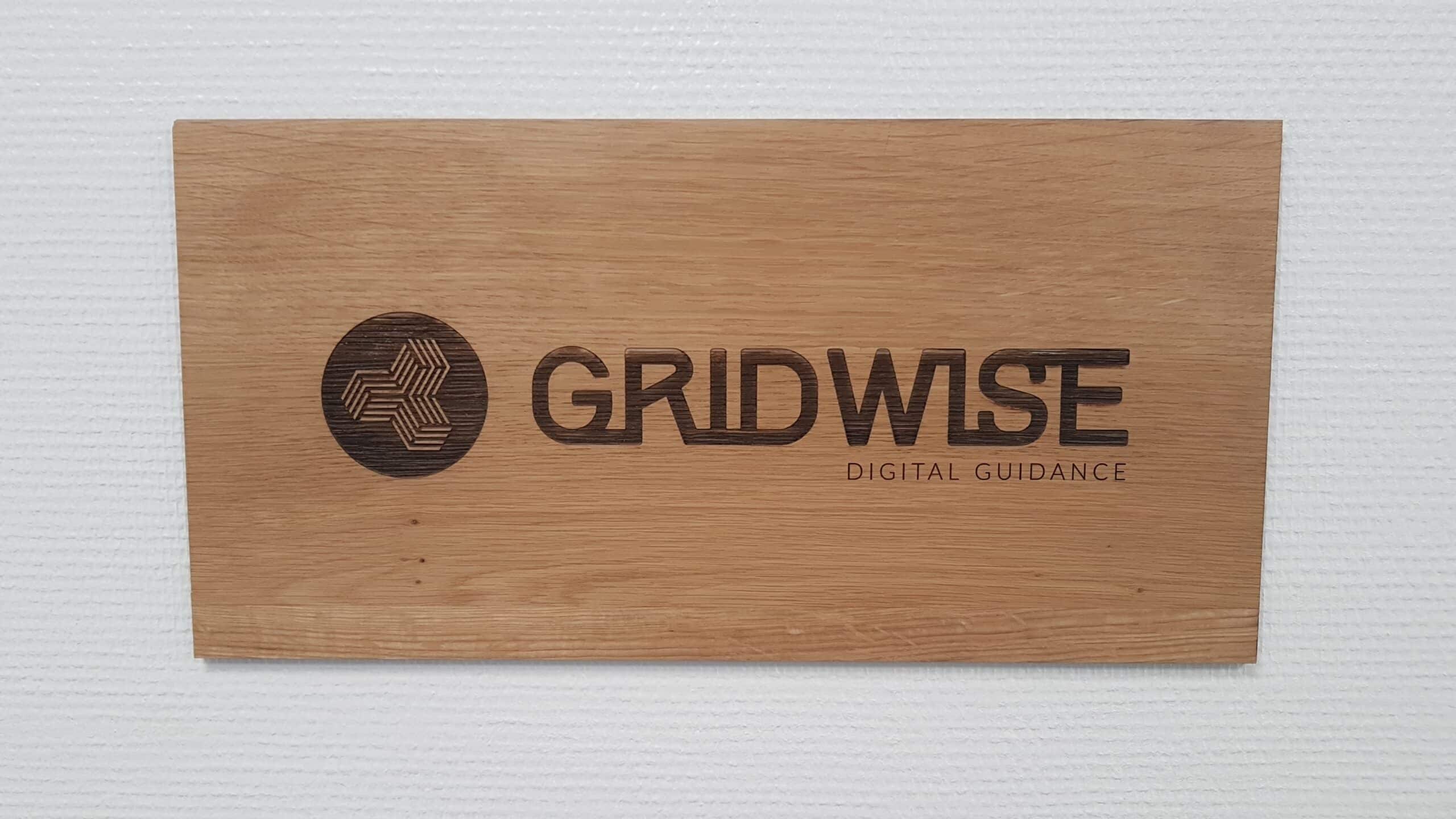 Plaque en bois personnalisée avec logo d’entreprise gravé.