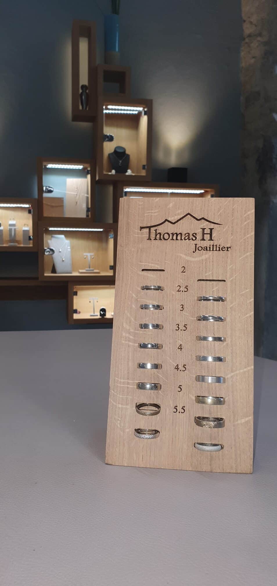 Présentoir à bagues personnalisé en bois avec logo de joaillier gravé.