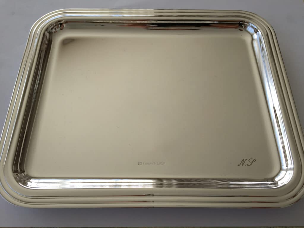 Plateau argenté personnalisé avec initiales gravées sur métal.
