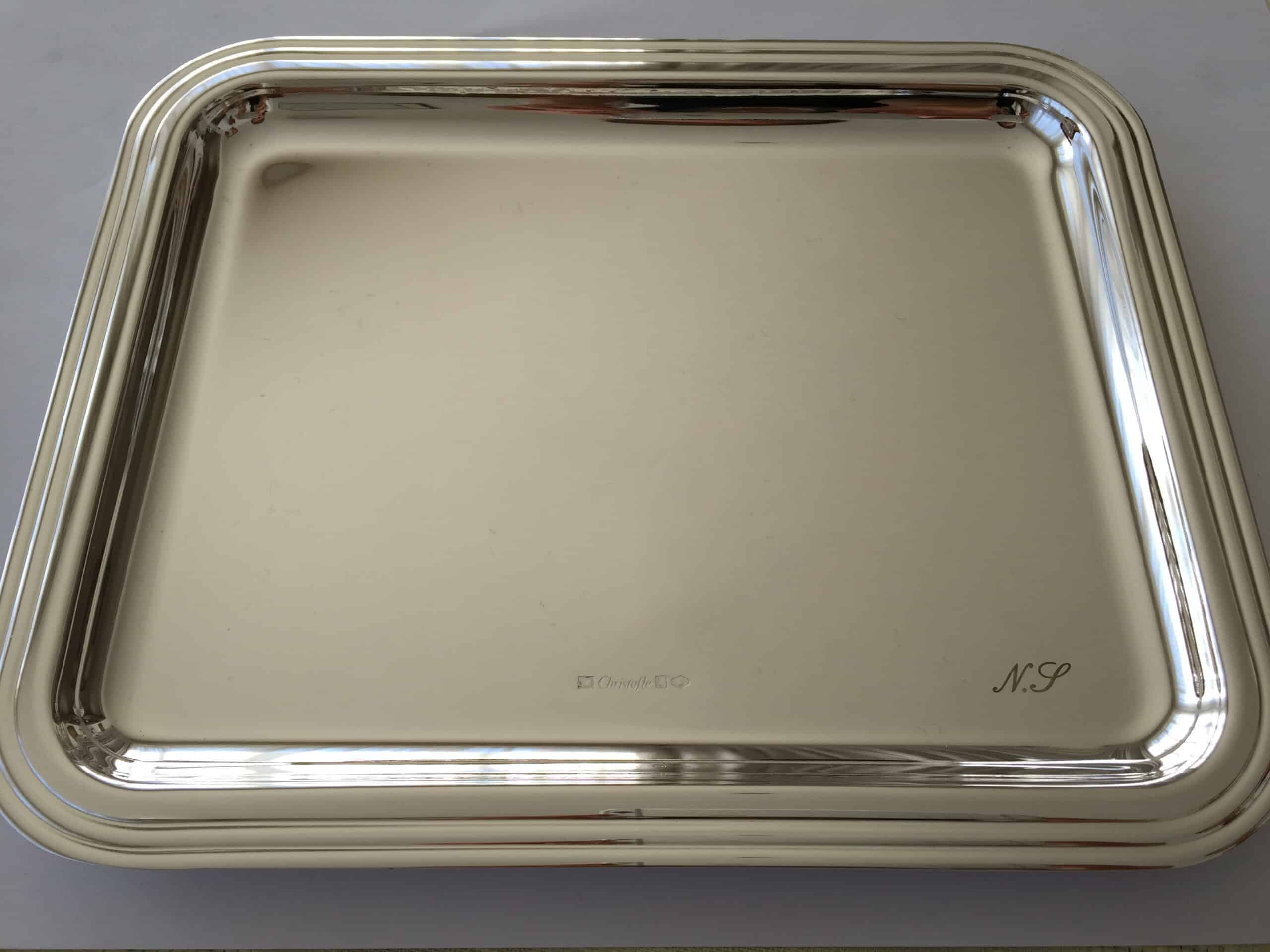 Plateau argenté personnalisé avec initiales gravées sur métal.